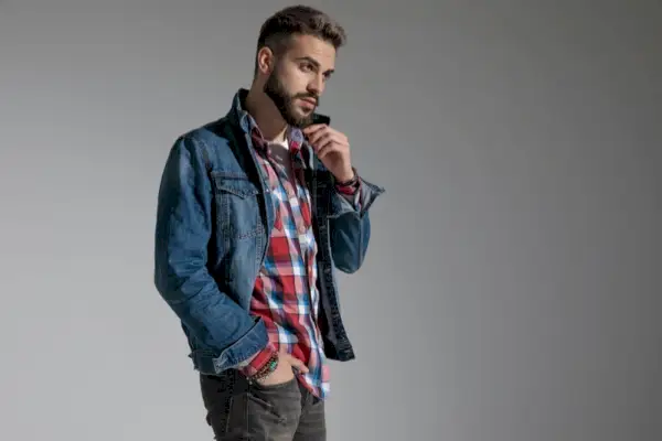 Veste en jean Chemise à carreaux pour hommes — Inspiration de tenues de veste en jean