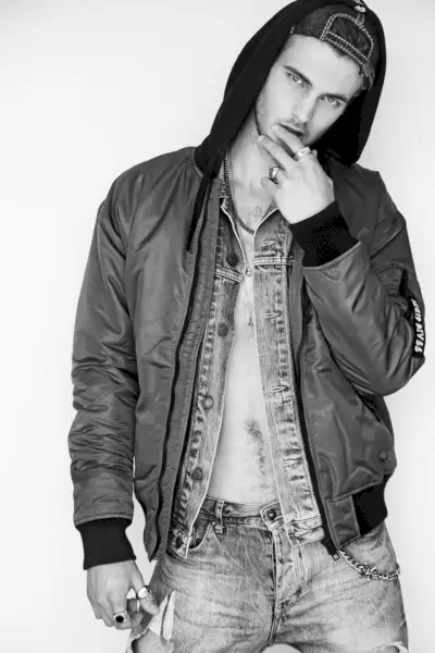 Max porte une veste en jean Levi