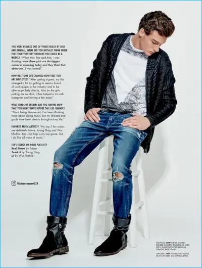 John Economou는 그래픽 티셔츠, 카디건 스웨터, 찢어진 디스트레스드 데님 진, Guess의 가죽 부츠를 입고 캐주얼한 스타일을 연출합니다.