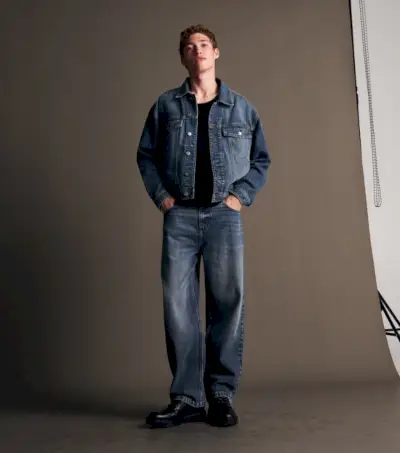 For fritidsklær passer en enkel t-skjorte perfekt med en dongerijakke og jeans.