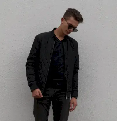 Herre sorte jeans outfit bomberjakke quiltet V-hals skjorte