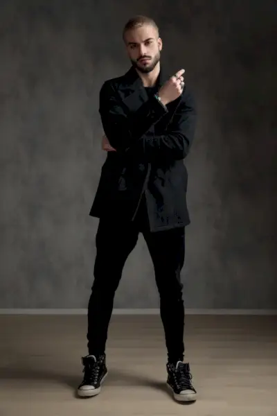 Herre sorte jeans outfit monokromatisk stil helt sort