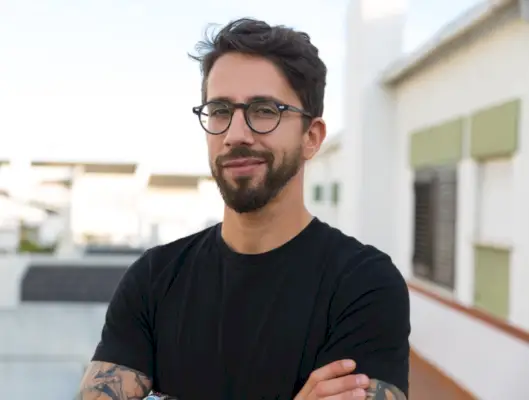 Moderna trendovska moška očala z ovalnim črnim okvirjem