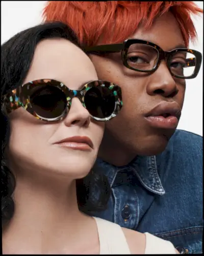 Christina Ricci e Jeremy O. Harris compartilham os holofotes para a campanha da primavera de 2023 da Warby Parker.