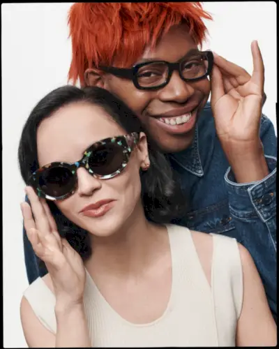 A atriz Christina Ricci e o dramaturgo Jeremy O. Harris se reúnem para a campanha da primavera de 2023 da Warby Parker.