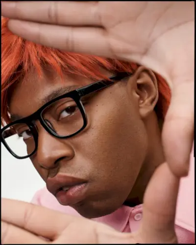 Jeremy O. Harris adota óculos clássicos com armação preta.