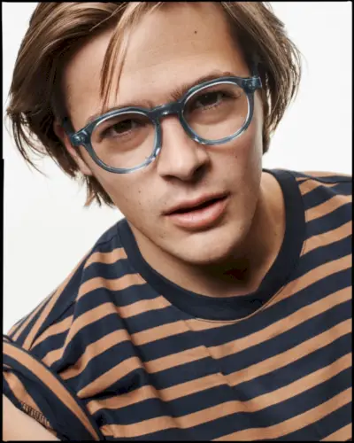 Henry Eikenberry e Jeremy O. Harris usam óculos Smart Warby Parker