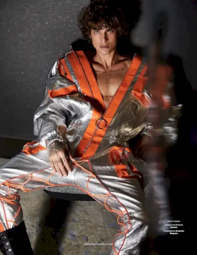 Model Jonathan Bellini 2021 zilveren jumpsuit Balmain Man van Metropolis
