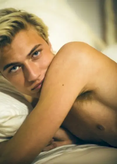 Lucky Blue Smith 2015 Séance photo torse nu dans le magazine papier 007