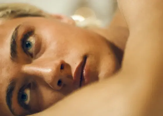 Lucky Blue Smith capturé dans son lit pour Paper Magazine