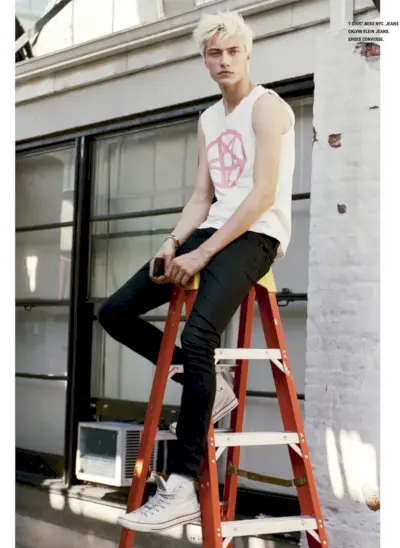 Lucky Blue Smith poserer til et foto udendørs.