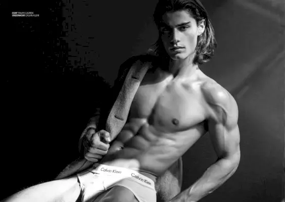 コッラード マルティーニ 上半身裸の下着モデル