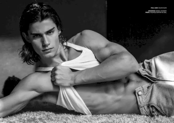 コッラード マルティーニ モデルの上半身裸の写真撮影