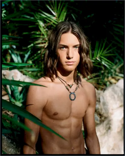 Oliver Sonne adopta las vibraciones de la playa de verano para Man About Town