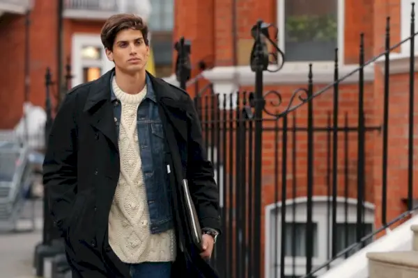 Abogando por el denim, Gerard Sabe luce una chaqueta vaquera de 7 For All Mankind y unos vaqueros Jacob Cohen con un suéter de Acne Studios y un abrigo Lemaire.