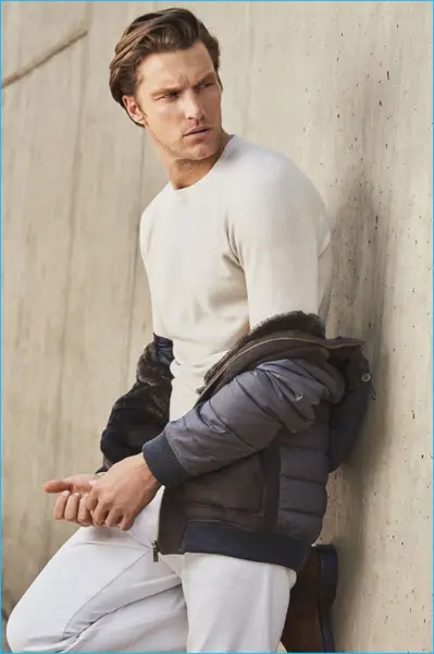 Massimo Dutti destaca os itens básicos da estação com uma jaqueta dupla-face contrastante, suéter básico de gola redonda, jeans branco e botins de couro elástico.