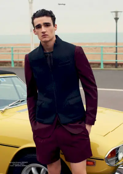 Elliot Vulliod indossa maglie e abbigliamento sportivo per Optologia