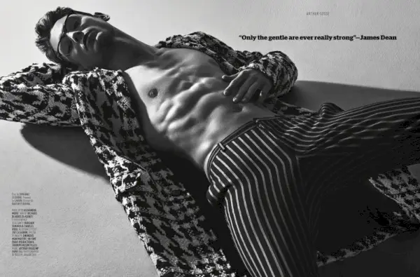 Arthuras Gosse pozuoja su išskirtiniu Ermanno Scervino skaliko kailiu.