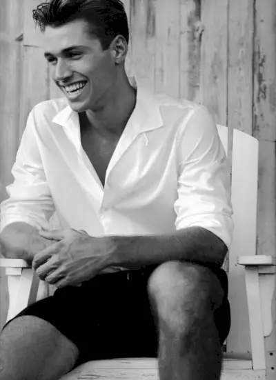 Kacey Carrig förbluffar i svart och vitt för mode för män