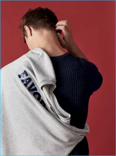 キット・バトラーは、Zara Man の 1999 年のリバプールにインスパイアされたステートメント スウェットシャツを着ています。