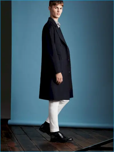 キット・バトラーは、Zara Man の 1946 年のマルセイユからインスピレーションを得たネイビーのコートを着こなしています