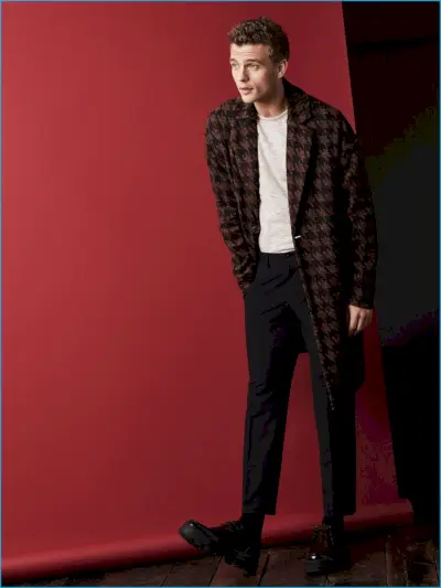 ベンジャミン・エイデムは、ザラマンのために1984年のシカゴにインスピレーションを得たブラウンとブラックの千鳥格子コートを着用