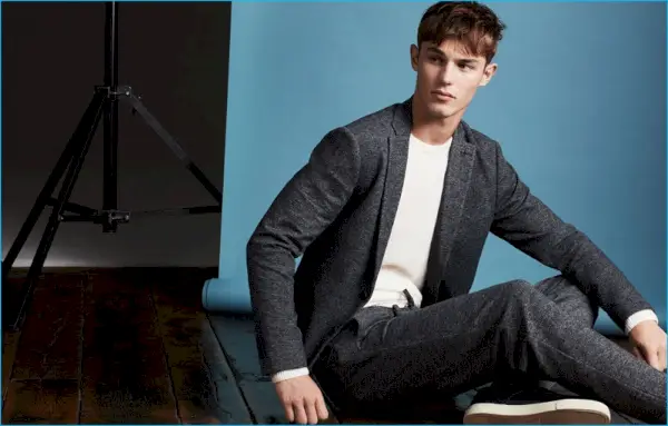 キット・バトラーはZARA MANのために現在のコペンハーゲンからインスピレーションを得た通勤スーツをモデル化