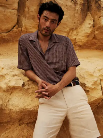 Yusuke Ogasawara trägt für The Rake einen schicken Sommerstil