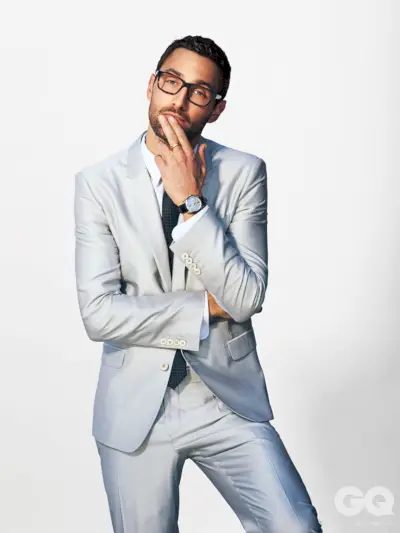 Noah Mills omráčí v Dolce & Gabbana za titulní příběh GQ Style Mexico