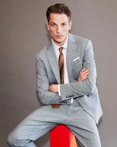 Hugo Sauzay Dons Sharp Tailoring za Zara Man
