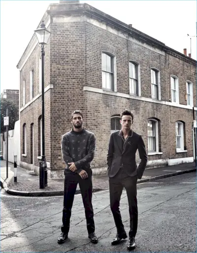 Van links naar rechts afgebeeld: Alex Libby draagt ​​een verfraaide trui van Ermenegildo Zegna Couture, terwijl Alex Dunstan zich aankleedt in een op maat gemaakte Dolce & Gabbana-look voor GQ France.