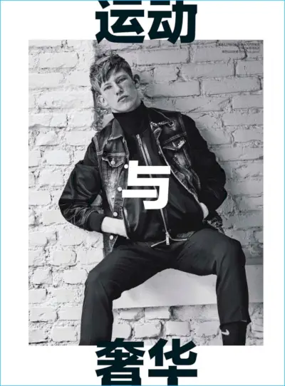 Connor Newall fotografiat într-o jachetă bomber neagră Dsquared2.