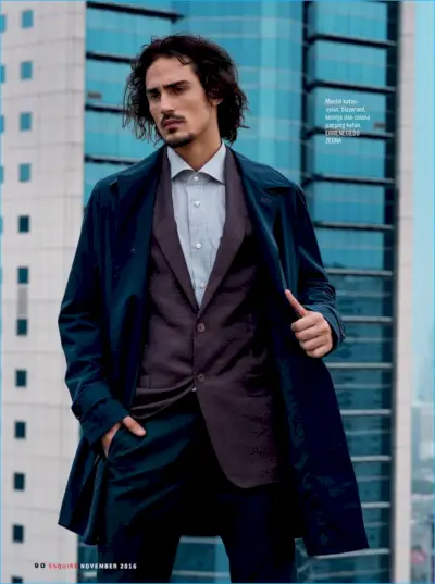 Uscendo all'aperto, Gustavo Krier indossa un look autunnale della casa di moda italiana Ermenegildo Zegna.