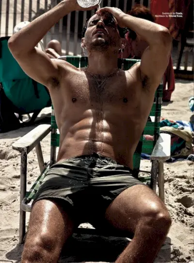 Arthuras Kulkovas dėvi „Prada“ maudymosi kostiumėlį.