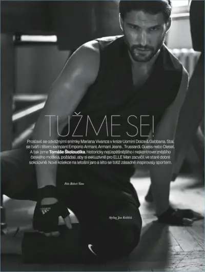 ロバート・ヴァノは、ヴィヴィアン・ウエストウッドのベストとヴェルサーチのパンツを着たトーマス・スコルーディクの写真を撮影。