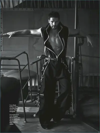 スポーティーなビジョンを持つトーマス スコロディックは、プラダのベストにディオール オムのパンツ、サルヴァトーレ フェラガモの靴を合わせています。