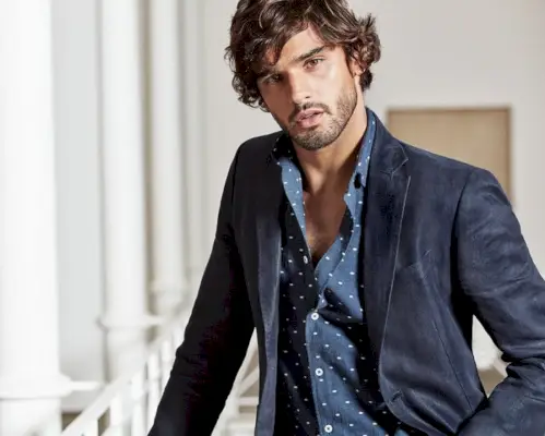 Marlon Teixeira ifører sig blåt skrædderi til Massimo Dutti.