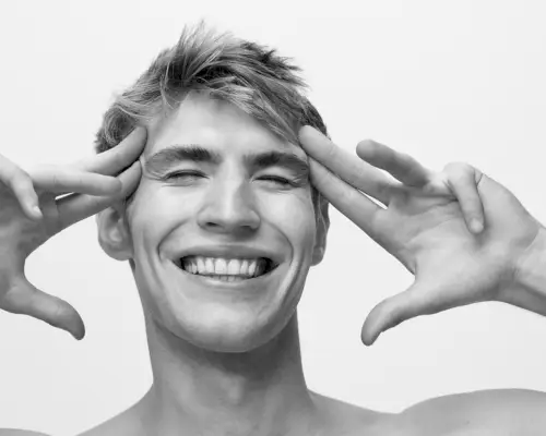 Model Archie Oliver voor het tijdschrift Hunger.