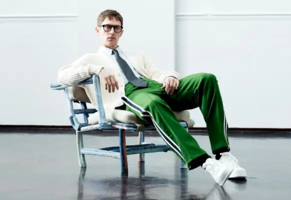 Mathias Lauridsen modelează uniforma 24/7 pentru meciuri de modă