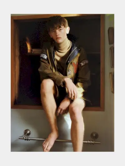 Robijs Makinons pozē žurnālam SSAW