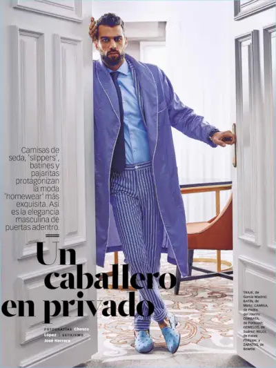 집에서 멋스러운 이미지를 자랑하는 Spyros Christopoulos는 Garcia Madrid 수트와 Mirto 가운, Pedro del Hierro 셔츠를 자랑합니다. Spyros는 또한 Forecast 넥타이, Suarez 바지 및 Bowtie 신발을 자랑합니다.