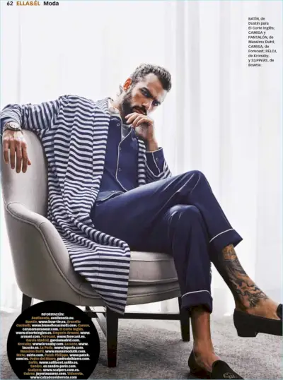 편안한 분위기의 스파이로스 크리스토풀로스(Spyros Christopoulos)는 더스틴 포 엘 코르테 잉글레스(Dustin for El Corte Inglés) 가운을 입고 마시모 두티(Massimo Dutti) 셔츠와 바지를 입고 있습니다. Spyros는 또한 Kronaby 시계와 함께 Bowtie 신발을 선보입니다.