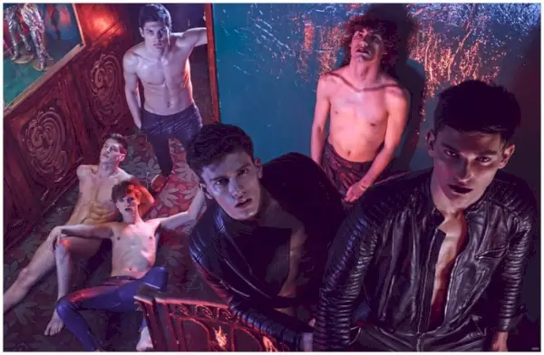 In der Mitte wirft Xavier Serrano einen verwirrten Blick zu.