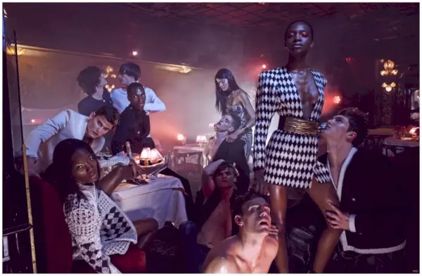 Schecks bestimmen den Moment bei einem Balmain-Treffen.