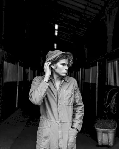 Jordan Barrett sprejema rustikalni jesenski stil z VMAN