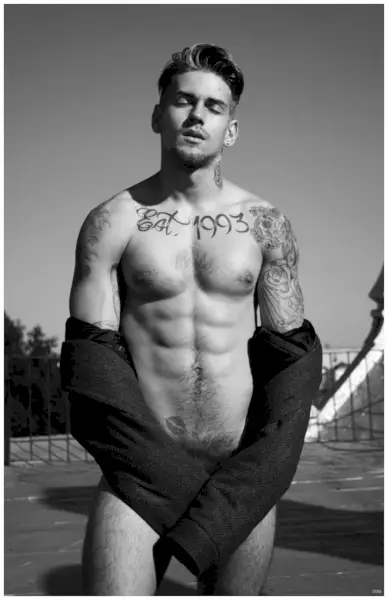 Igor Stiepanow ledwo zakrywa się w kurtce EPONYMOVS marki HVRMINN.