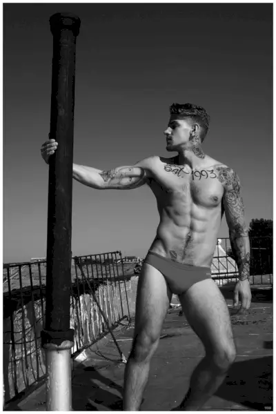 Przyjmując pozę, Igor Stepanov modeluje speedo firmy D.HEDRAL.