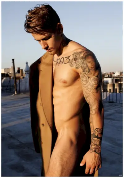 Igor Stepanov ma na sobie płaszcz EPONYMOVS by HVRMINN.