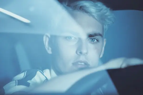 Otto Seppäläinen se pone al volante de un Fiat en el cruce