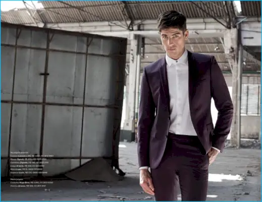 Evandro Soldati luce una camiseta de Aramis con un traje de Hugo Boss para Playboy Brasil.